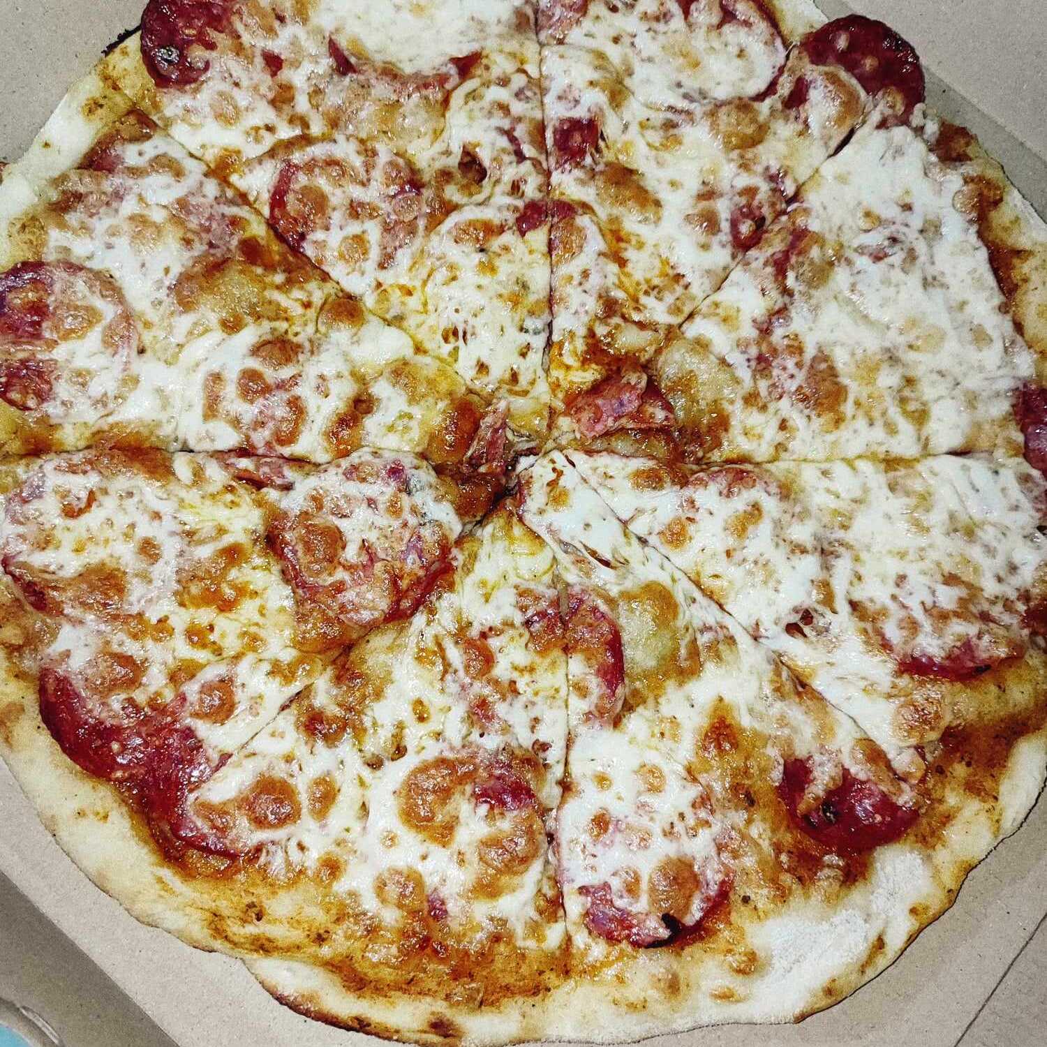 Pizza Mediana Salame de 8 Slices Pequeños