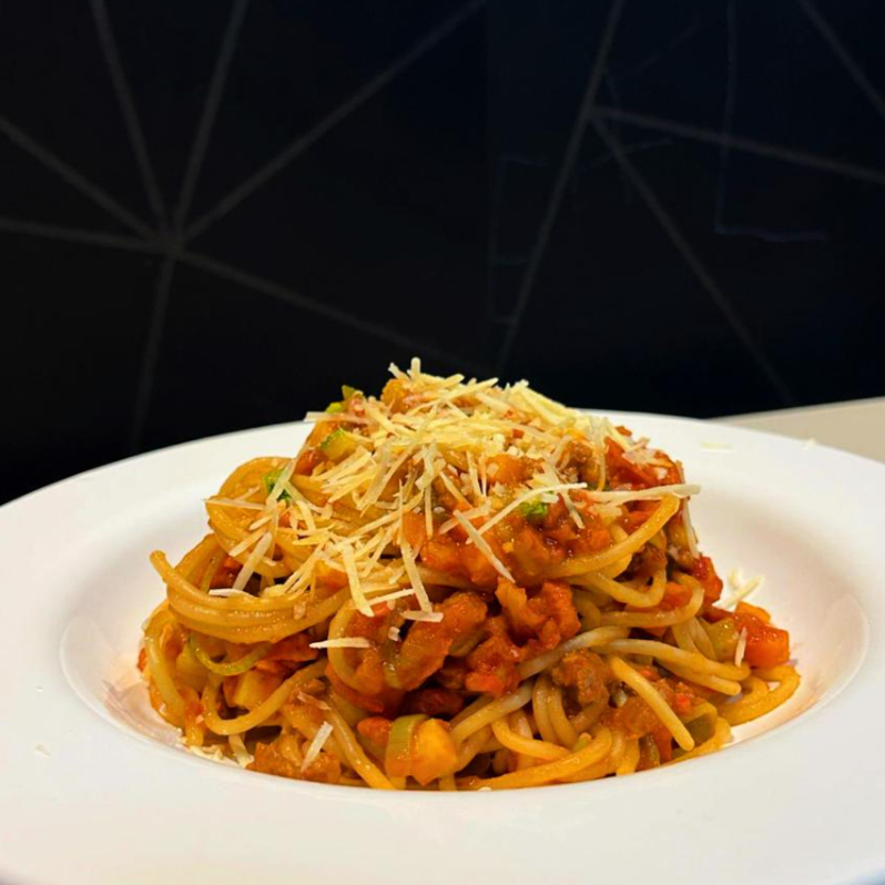 Massa al dente, Ragu de linguiça toscana ao molho pomodoro caseiro e manjericão fresco, preparado com varias especiarias.