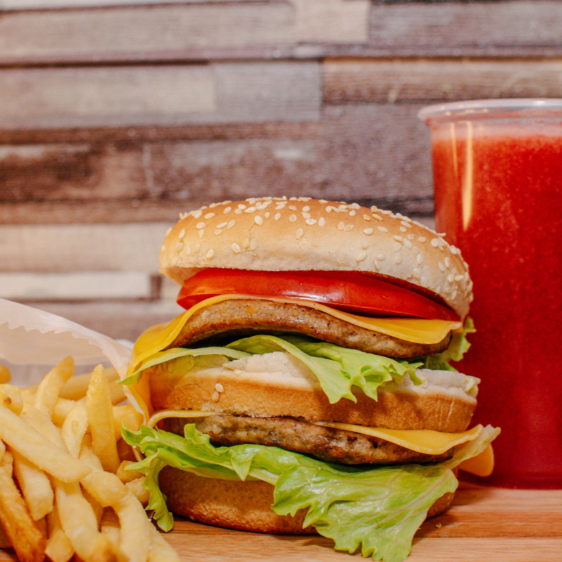 Issaê burguer + batata frita + bebida