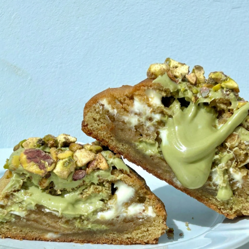 Nosso cookie de pistache é sensacional, com nossa massa tradicional com chocolate branco, no recheio um delicioso creme de pistache. Finalizamos com nosso creme e nossa farofa especial de pistache!