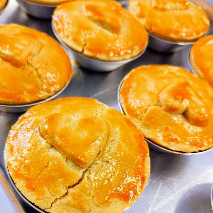 Empadinha recheada com frango desfiado, temperado e um toque de requeijão cremoso.