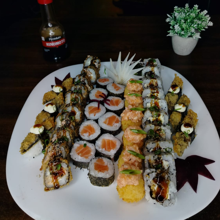 4 sashimi Salmão Maçaricado com geleia de maracujá, 4 niguiri salmão Maçaricado com couve finalizado com molho tarê, 4 joe salmão Maçaricado, 5 uramaki filadelfia laminado com salmão Maçaricado finalizado com Doritos, 10 hot filadelfia com molho tarê Cebolinha finalizado com Gergelim. + 5 goiabinha.( Fatias de Goiabada por fora cream cheese por dentro laminado com morango e leite condensado finalizado com Raspa de limão)
