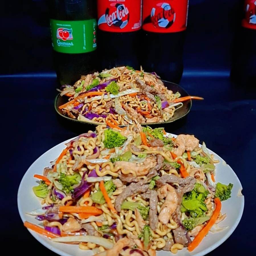 Nesta promoção especial você leva 2 Yakisoba de aproximadamente 500g cada e uma refrigerante de 1 L. Este prato é preparado com legumes frescos e a mais fina seleção de proteínas, feito na hora e do jeito que vc quiser.