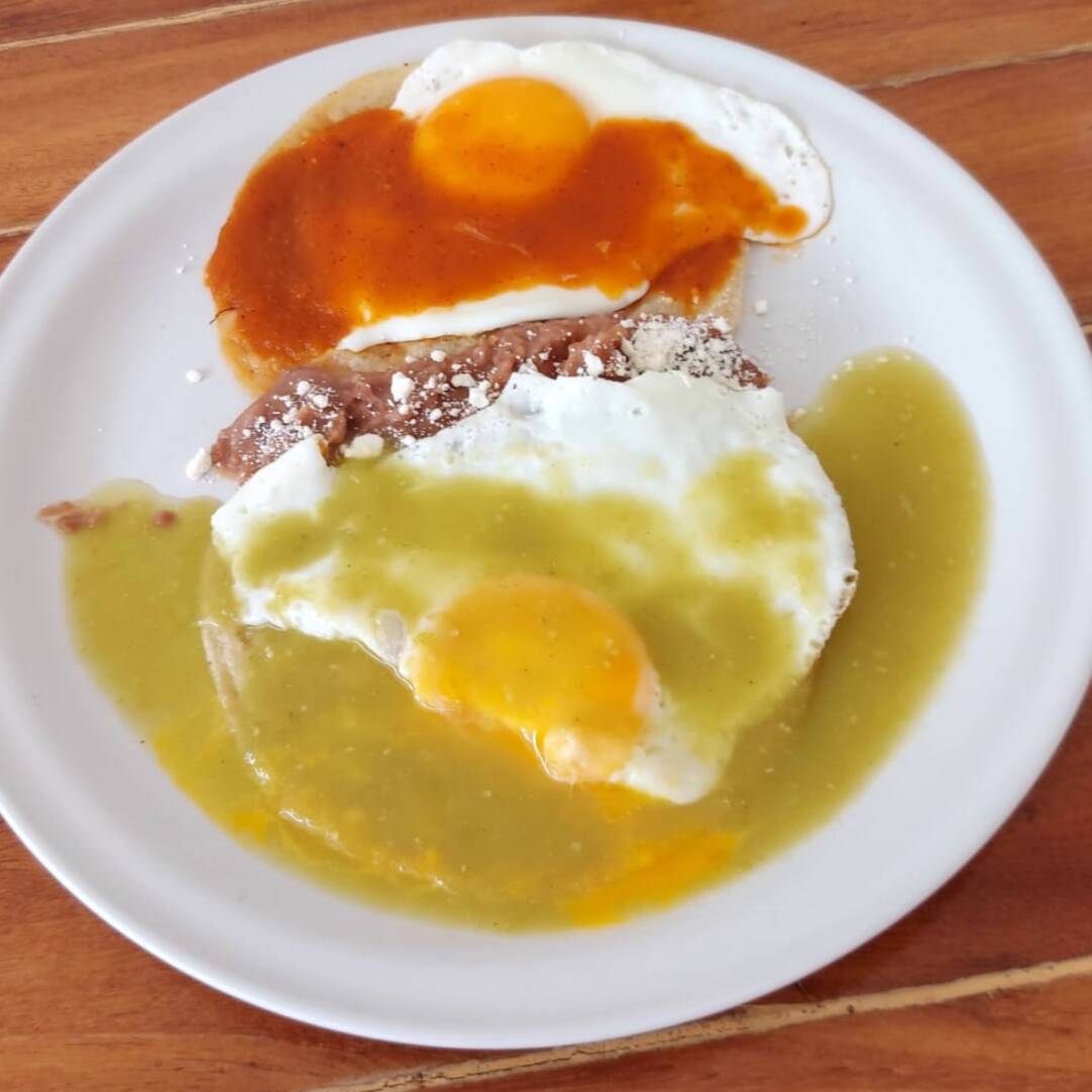 Huevos divorciados, con fruta, café americano