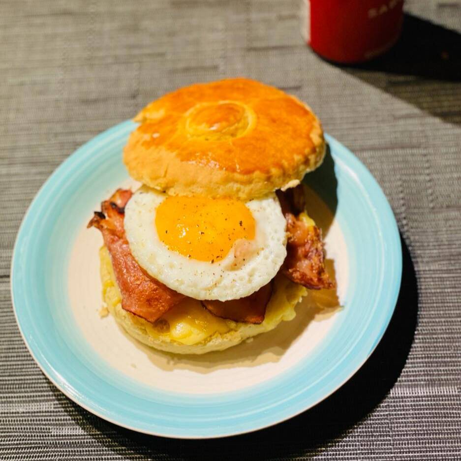 Bísquet Relleno Tocino Queso y Huevo Estrellado