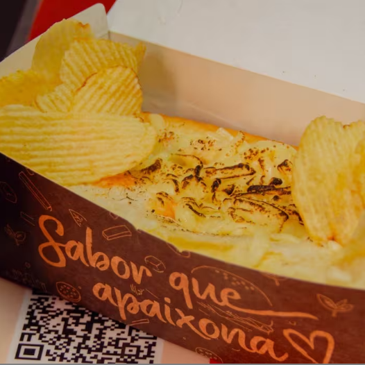 Pão Brioche, Molho de Tomate seco, Salsicha, Bacon, Muçarela, Ketchup, Maionese (Acompanha batata chips)