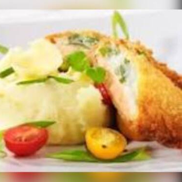 Arroz, feijão, salada do dia e peixe empanado e frito com purê de batata