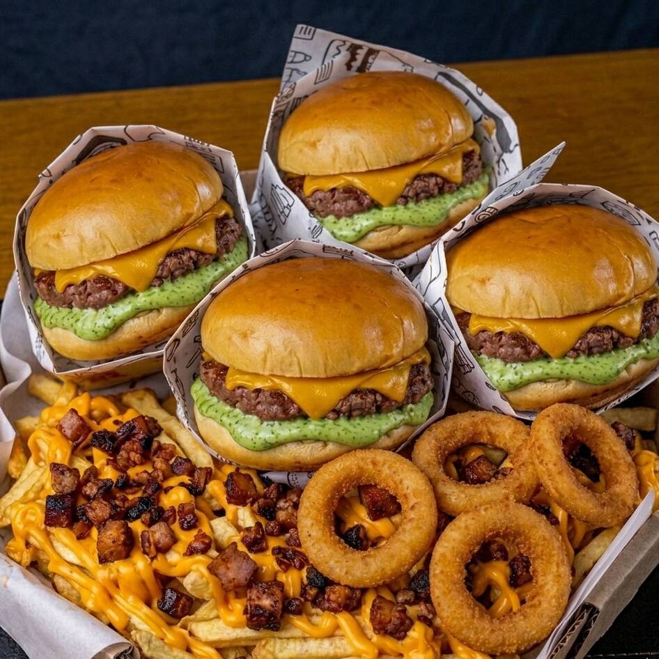 4 jorge ben suculentos, seis anéis crocantes de cebola e batata coberta com cheddar cremoso e bacon crocante.