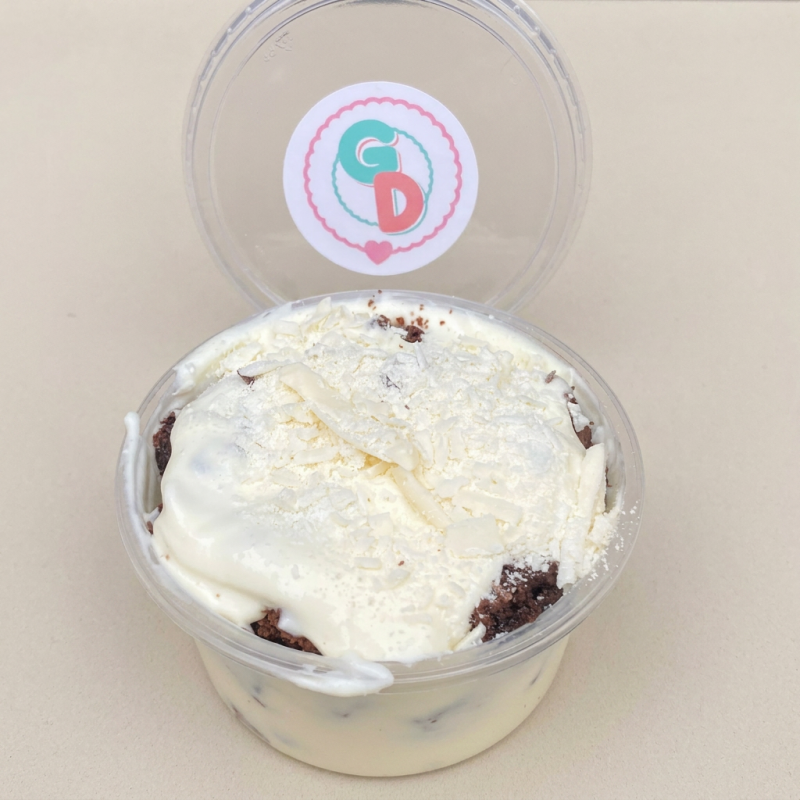 Deliciosa massa de cenoura com calda de brigadeiro branco e raspas de chocolate branco.