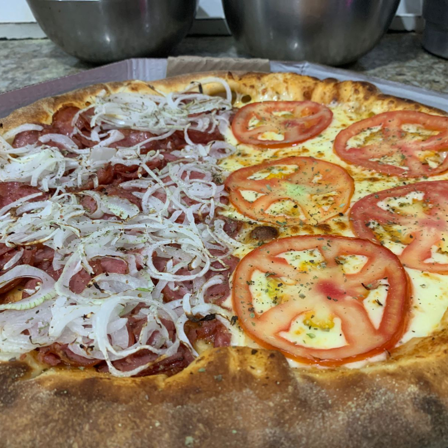 1 pizza de oito pdçs meia mussarela e meia calabresa acebolada com um refrigerante de 2 ltrs gratís