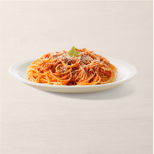 Massa coberta por molho feito com carne moída e tomates frescos.