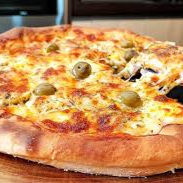 Presunto, ervilha, ovo, cebola, mussarela e azeitona.