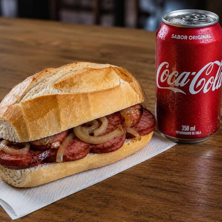 sanduiche de pão francês + calabresa acebola + coca cola lt 350ml