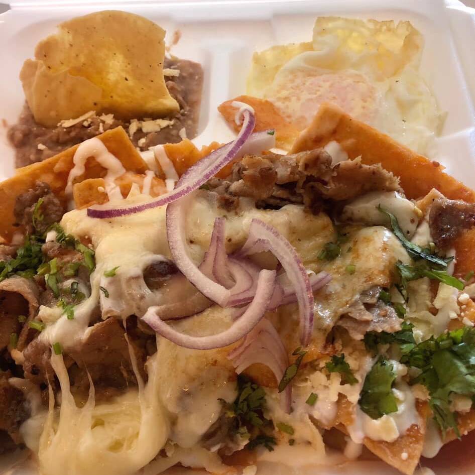 Chilaquiles con carne asada gratinados