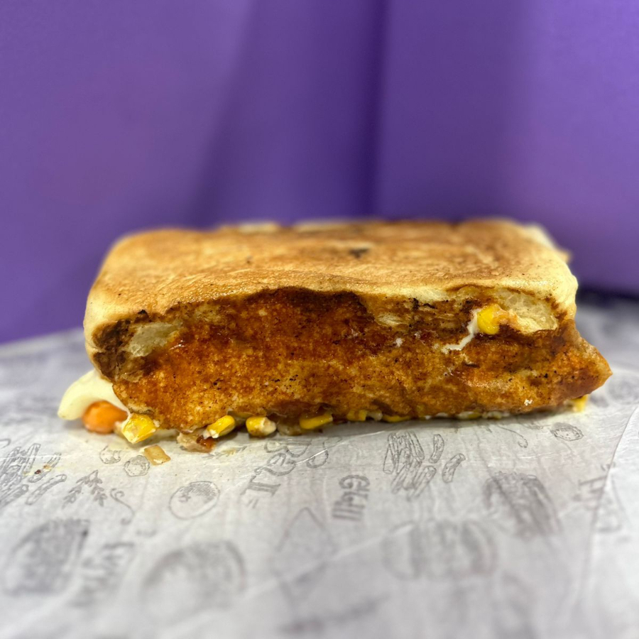 salsicha ou linguiça , ketchup , maionese , ervilha ,milho ,tomate , cebola, batata palha .