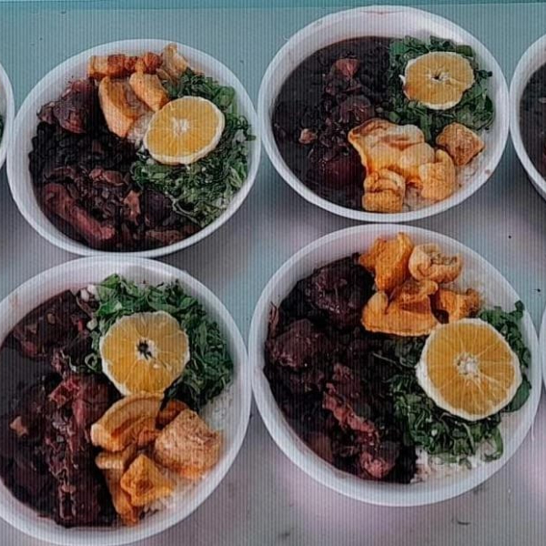 COMBO GALERA - 4 FEIJOADAS COMPLETAS - A MELHOR, ACOMPANHA ARROZ, FAROFA DA CASA, COUVE REFOGADO NO ALHO E TORRESMO CROCANTE, VENHA EXPERIMENTAR ESSA MARAVILHA!