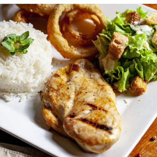 O Frango Grelhado é um prato executivo que combina um filé de frango suculento, temperado com o autêntico tempero Detroit. Personalize sua refeição com dois acompanhamentos e um molho de sua preferência, tornando cada refeição única e deliciosa
