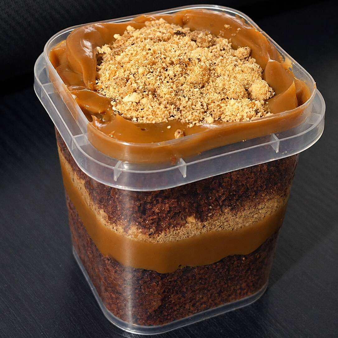Bolo de chocolate, doce de leite, uma camadinha de creme de chocolate e paçoca caseira.
(220ml)
