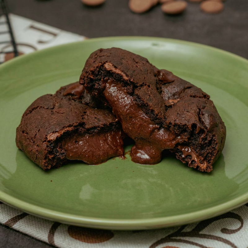 Massa cacau ciocco com gotas de chocolate belga amargo e gotas de chocolate belga ao leite, recheio de brigadeiro belga.
(100g)