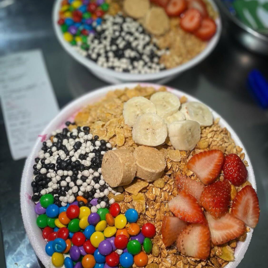 Monte seu combo casal com nosso delicioso açaí artesanal selecione seus toppings, frutas e coberturas
(Toppings e coberturas iguais para ambas tigelas)