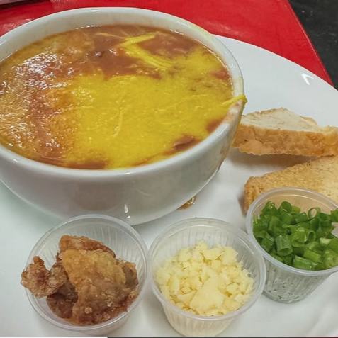 🥣 Caldo de Franjão – Frango com Feijão no Equilíbrio Perfeito! O melhor dos dois mundos: frango desfiado com feijão bem temperado num caldo grosso, saboroso e que sustenta! Pra quem quer comer bem e sair satisfeito. Acompanha torrada e cebolinha