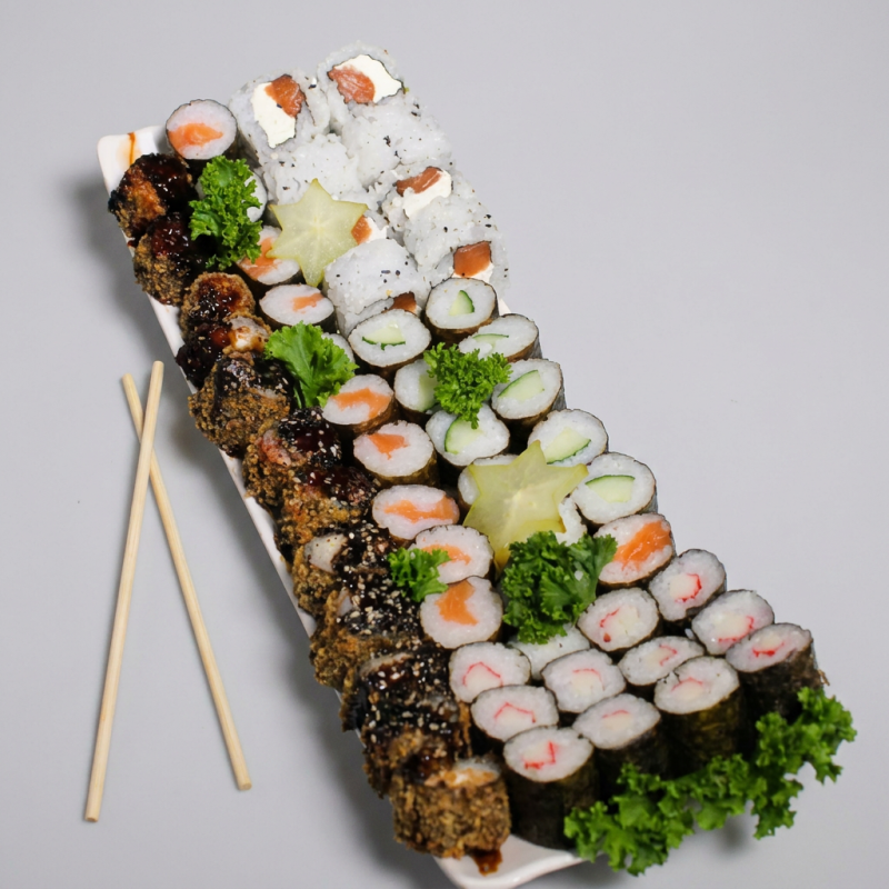 12 unidades de hot filadelfia
8 uramaki filadelfia
10 hossomaki de salmão
10 hossomaki de pepino
10 hossomaki kani
