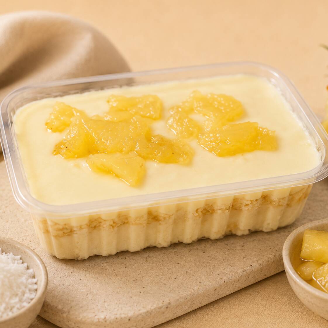 Delicioso bolo de massa fofinha recheado com creme cremoso de côco, pedaços de abacaxi cozidos artesanalmente. Uma sobremesa leve, refrescante e perfeita para qualquer momento do Dia.