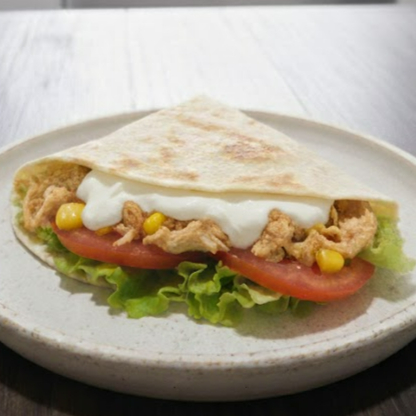 Wrap gratinado, requeijão, milho, alface, tomate e frango desfiado.