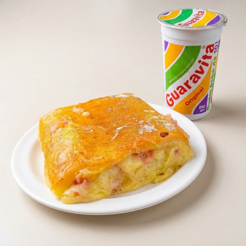 Joelho de queijo com presunto, macio e saboroso, acompanhado de guaraná natural geladinho. Um combo clássico e delicioso.