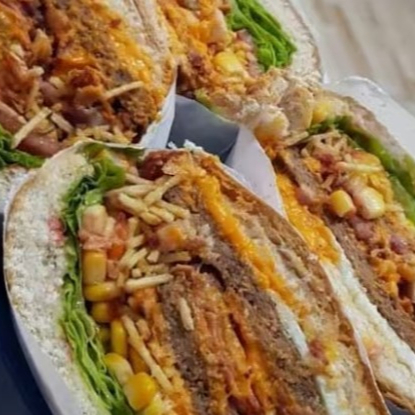 Pão de hambúrguer, hambúrguer, frango, Bacon, presunto,mussarela, Catupiry, ovo, batata palha, milho , alface e tomate. ( podemos trocar Catupiry por Cheeder igual na foto ). valor do itens refere ao lanche ao lanche grande 4 partes.