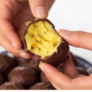 Casquinha de chocolate com recheio de brigadeiro de maracujá, super Cremoso.