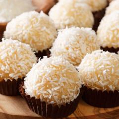 O clássico beijinho que você já conhece, feito artesanalmente com leite condensado e coco ralado, e enrolado cuidadosamente a mão.