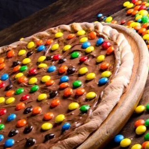 Chocolate derretido e cobertura com m&m's.