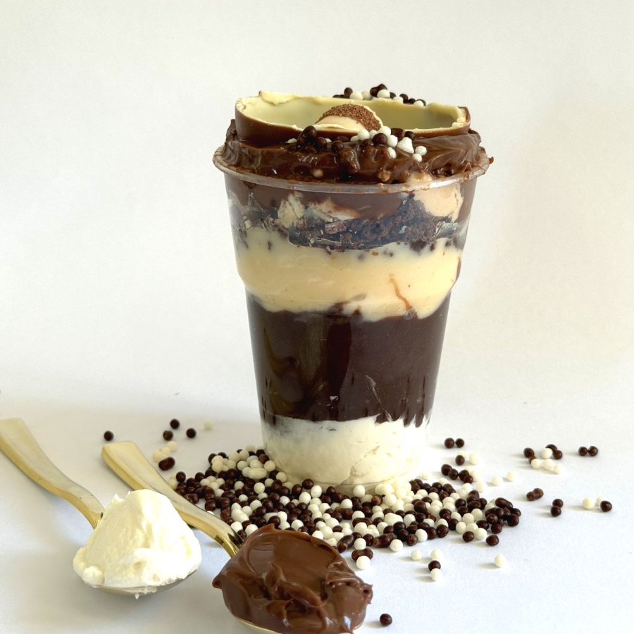 Brigadeiro preto, brigadeiro de ninho, brigadeiro branco, brigadeiro de Nutella brownie e pedaços de Kinder Bueno.