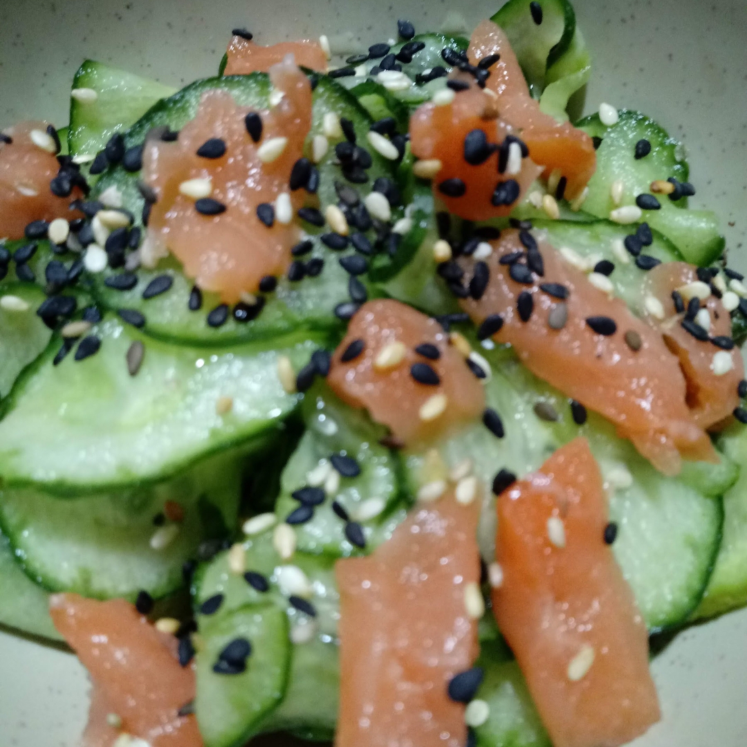 SALADA DE PEPINO A VINAGRETE COM KANI E SALMÃO