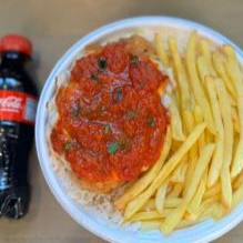 Marmita com delicioso filé de frango parmegiana (empanado na massa crocante coberto com molho de tomates e queijo) acompanhado de arroz branco e batatas fritas. Acompanha refrigerante pet Coca Cola bem gelado. Marmita indicada para 01 pessoa.