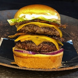 Pão de brioche, 2 burguer 120g, 4 fatias de cheddar, bacon e molho grill...