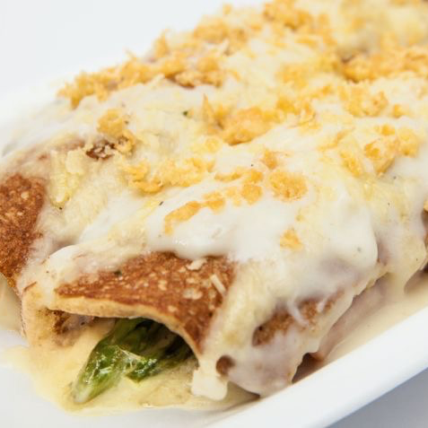 Panqueca com brócolis refogado e bacon, com um saboroso molho bechamel finalizado com parmesão ralado