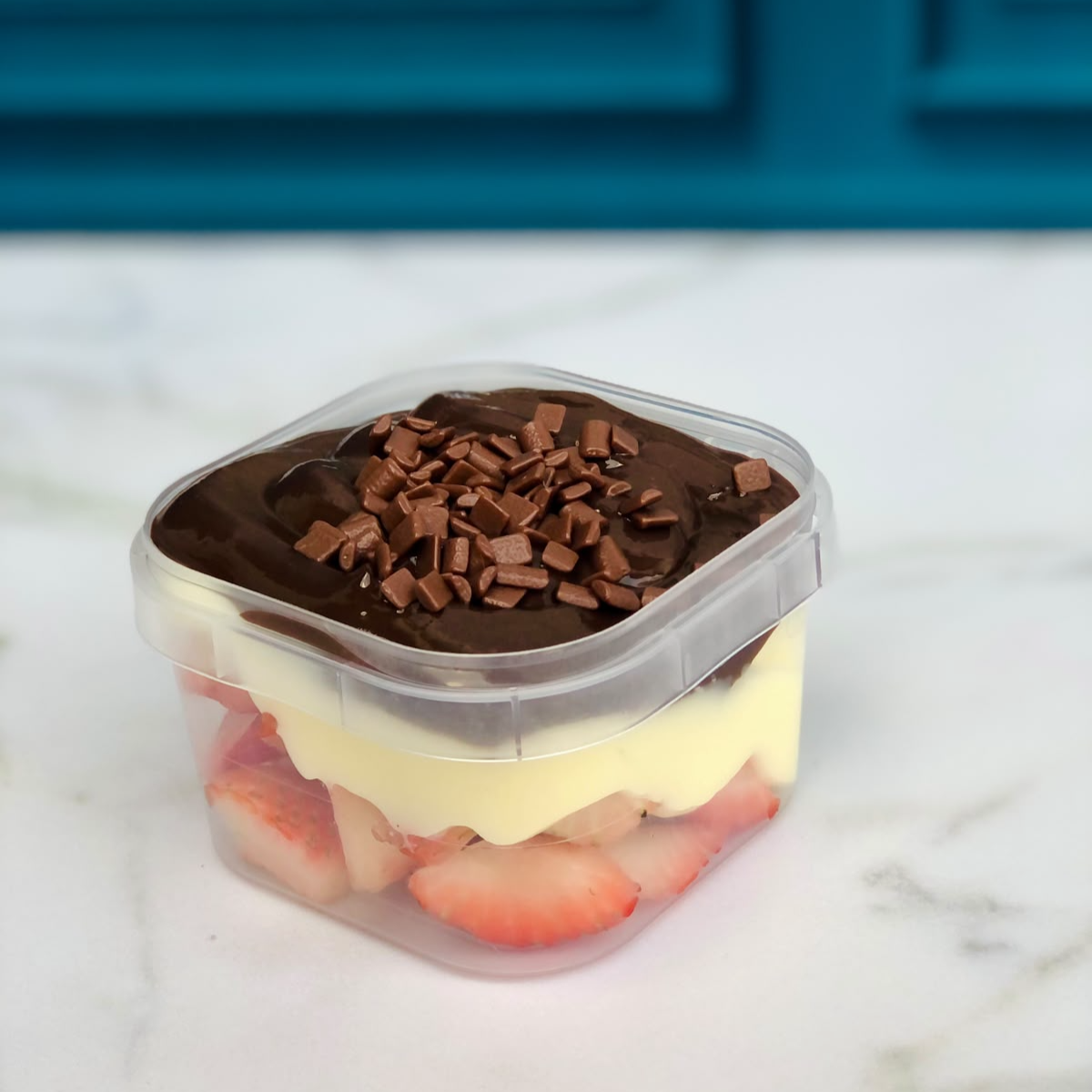 Nosso Bombom de Morango Contém nossos Deliciosos Recheios de Ninho e Chocolate, com pedaços de Morangos Frequinhos
