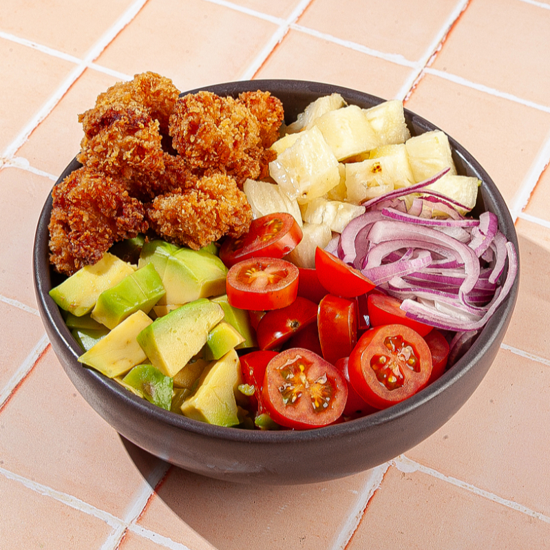 Base arroz, iscas de frango empanado(100gr), abacate, tomate cereja, cebola roxa, abacaxi.