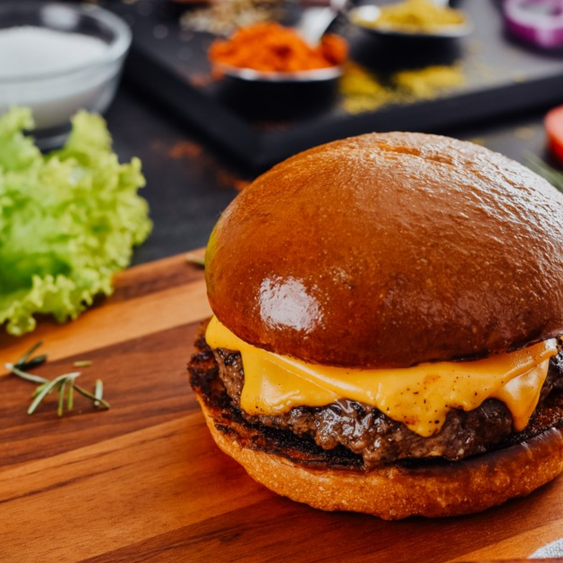 O famoso clássico dos clássicos, Pão brioche selado na manteiga, 100g do nosso blend bovino, queijo cheddar derretido e só.