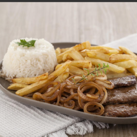 Contra-filé selecionado, grelhado na chapa para garantir suculência e maciez, finalizado com cebolas bem douradas que realçam o sabor da carne. Um prato encorpado, preparado com cuidado e ingredientes de qualidade, ideal para quem valoriza uma refeição bem feita e saborosa, acompanhado de arroz soltinho, feijão caseiro, farofa crocante e salada fresca