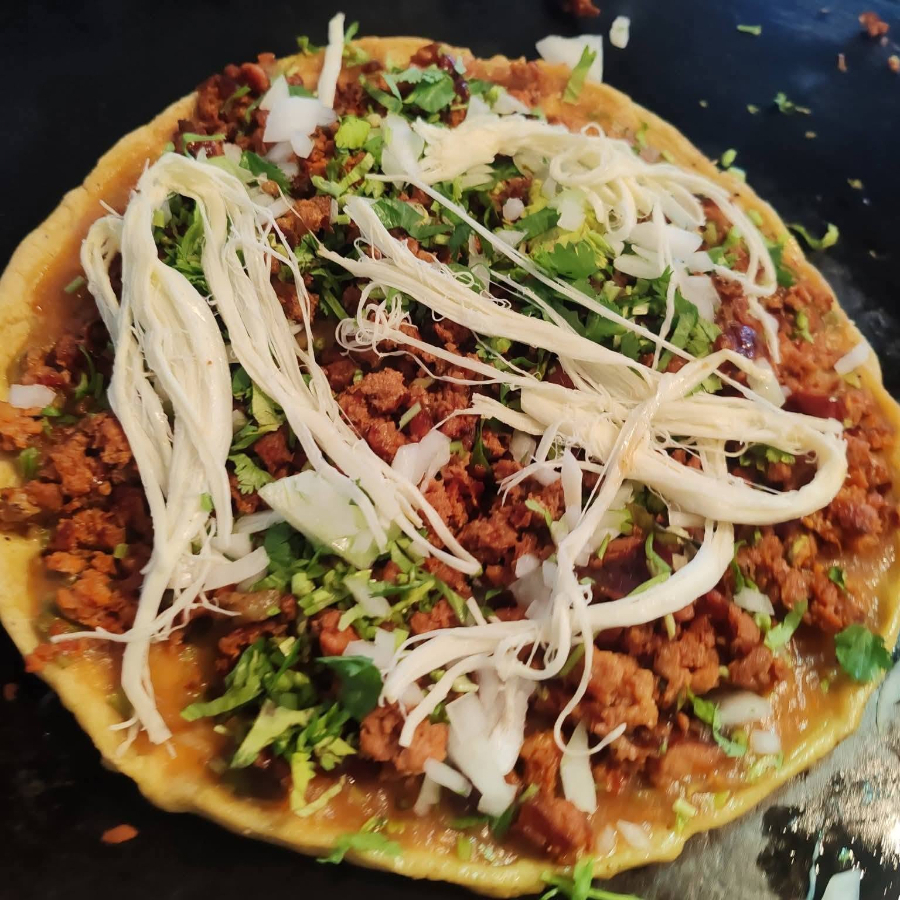 Gordiga gigante salsa roja con longaniza