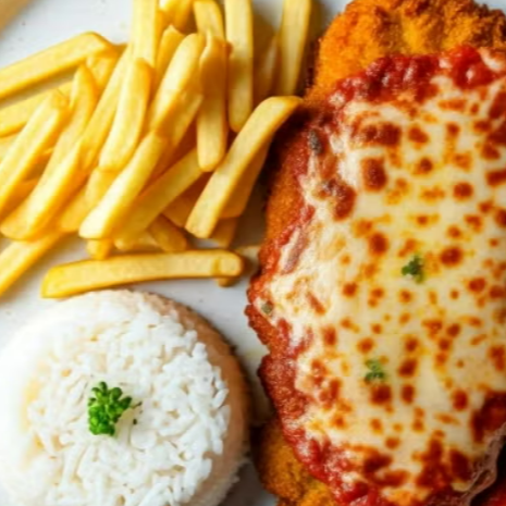 Filet de Frango á Parmegiana com arroz, fritas.