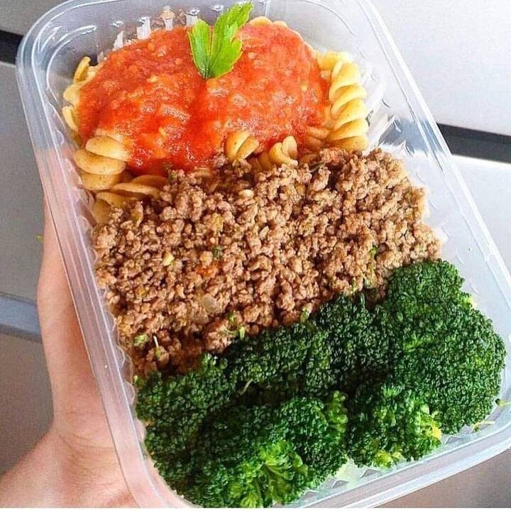 Patinho moído, brócolis refogado, macarrão integral com um suculento molho de tomate, finalizado com parmesão ralado