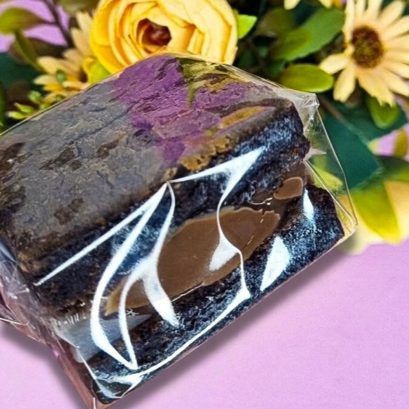 Nosso quadradinho sabor Ferrero é puro luxo em forma de doce! Uma base de brownie incrivelmente macia e chocolatuda, recheada com um creme especial de chocolate, pedacinhos crocantes de amendoim torrado e, claro, o toque final: um toque de Nutella para completar essa explosão de sabor.
É o equilíbrio perfeito entre o cremoso e o crocante, entre o doce e o intenso. Uma releitura deliciosa inspirada no clássico bombom Ferrero Rocher — mas em versão caseira, artesanal e feita com muito carinho.
-tags-------------------
Entrega rápida , desconto , promoção , off , cupom , barato , melhor preço , oferta , frete grátis , descontão , preço baixo , Doces , bolos , brigadeiro , docinhos , kit festa , aniversario , bolo de pote , chocolate , morango , sobremesa natalina , Nutella , copo da felicidade , brownie , confeitaria , doceria , gourmet , bombom , piscina , ganache , caseiro , vovó , bento cake , vulcão , red velvet , trufas , banoffe , pudim , doce de leite , pão de mel