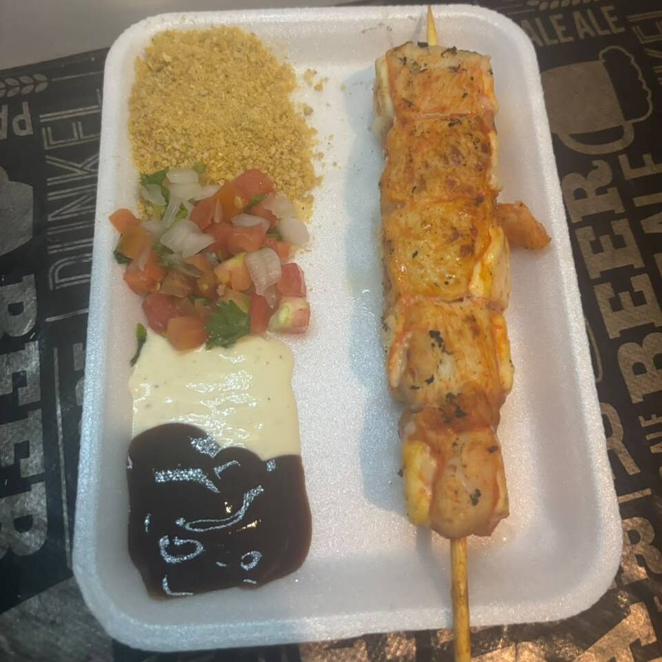Delicioso espetinho de frango com queijo, preparado para ficar douradinho, suculento e cheio de sabor! Acompanha 4 acompanhamentos à sua escolha entre nossas opções: farofa, vinagrete, molho barbecue e creme de alho. Você escolhe seus favoritos e monta seu prato do seu jeito!