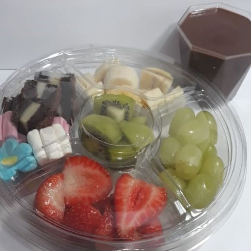 Com 3 frutas ( Morango, Banana, e Uva ) + Marshmallow, Brownie + Ganache ( no pote separado )