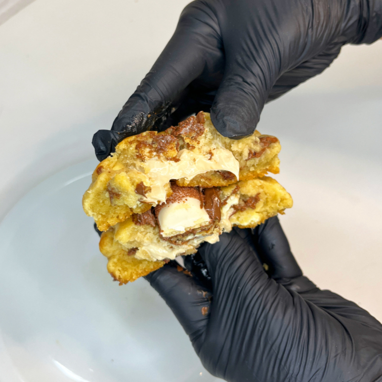 Cookie artesanal de Kinder Bueno recheado, finalizado com um bombom Kinder Bueno por cima, embalado para presente. Pesa aprox. (150g)