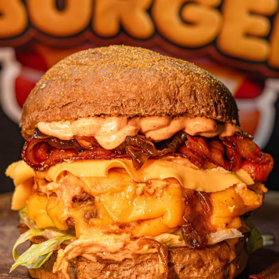 Pão australiano selado, 2x80g de carne suculenta, cheddar derretido, bacon crocante, cebola caramelizada e molho chilli defumado que finaliza com tudo.